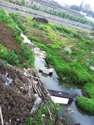 鎮(zhèn)江古運(yùn)河河道垃圾堆積