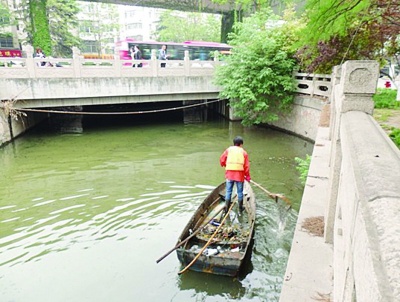 南京大橋南路河段進行漂浮物打撈