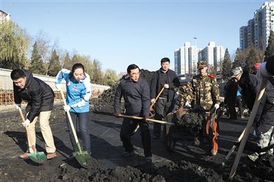 北京：南護(hù)城河道進(jìn)行清淤，9年底泥即將清除